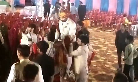 மத்திய பிரதேசத்தில் திருமண ஊர்வலத்தின்போது மயங்கி விழுந்து மணமகன் உயிரிழப்பு