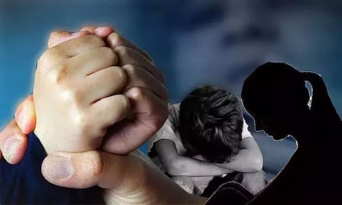 செல்போனில் ஆபாச படம் பார்த்து 2 மாணவிகளுக்கு பாலியல் தொல்லை - 4 சிறுவர்கள் கைது