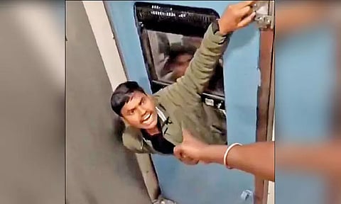 காசி தமிழ் சங்கமம்: சிறப்பு ரெயில் கண்ணாடியை உடைத்து உள்ளே ஏற முயன்ற வடமாநில பயணிகள்