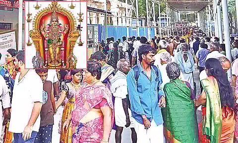 விடுமுறை தினம்: திருச்செந்தூரில் குவிந்த பக்தர்கள்... நீண்ட நேரம் காத்திருந்து தரிசனம்