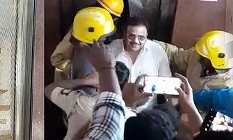 கடலூர்: லிப்டில் சிக்கிய காங். எம்.பி., ஒரு மணி நேர போராட்டத்திற்கு பின் மீட்பு