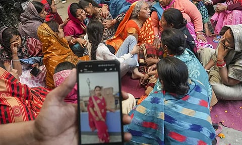 18 பேரை பலிகொண்ட டெல்லி ரெயில் நிலைய கூட்ட நெரிசல் ஏற்பட்டது எப்படி? - பரபரப்பு தகவல்