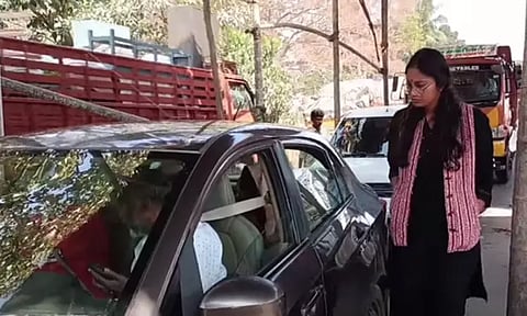 தடை செய்யப்பட்ட பிளாஸ்டிக்; கல்லார் சோதனை சாவடியில் ஆய்வு மேற்கொண்ட நீலகிரி கலெக்டர்