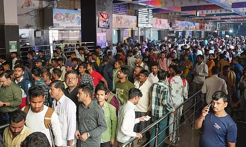 விபத்து சம்பவத்துக்கு பின்னரும் டெல்லி ரெயில் நிலையத்தில் நீடிக்கும் பயணிகள் கூட்டம்