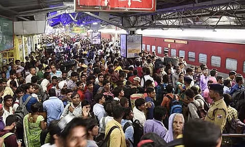 பிரயாக்ராஜ் செல்லும் ரெயில் மீது பயணிகள் தாக்குதல் - 2 பெட்டிகள் சேதம்