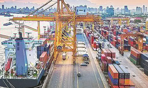 ஜனவரியில் ஏற்றுமதி குறைவு, இறக்குமதி அதிகரிப்பு: இந்தியாவின் வர்த்தக நிலவரம்