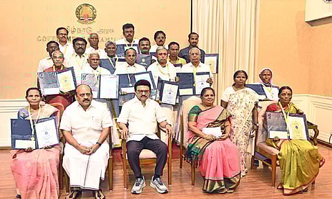 சிறந்த கைவினை கலைஞர்களுக்கு பூம்புகார் மாநில விருது: மு.க.ஸ்டாலின் வழங்கினார்