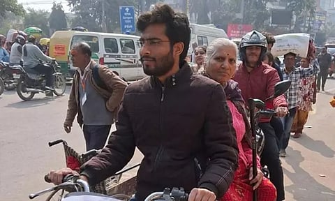 உ.பி.: பக்தர்களை ஏற்றி, இறக்கி விட்டு வருவாய் ஈட்டும் கல்லூரி மாணவ மாணவிகள்