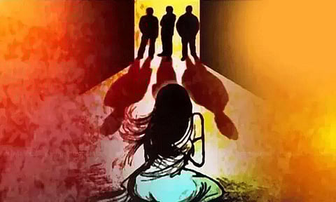 இளம்பெண் கூட்டு பாலியல் பலாத்காரம்: கணவன், குழந்தை கண்முன்னே நடந்த கொடூரம்
