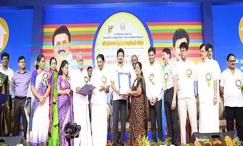 2,500 பயனாளிகளுக்கு வீட்டு மனைப் பட்டாக்கள்: உதயநிதி ஸ்டாலின் வழங்கினார்