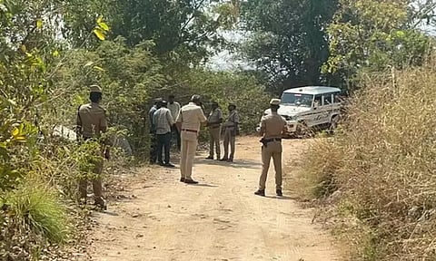 பெண்ணை மிரட்டி பாலியல் வன்கொடுமை: தப்பி ஓட முயன்ற குற்றவாளிகள் மீது போலீஸ் துப்பாக்கி சூடு