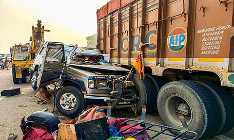 உத்தரபிரதேச சாலை விபத்தில் 6 பக்தர்கள் பலி