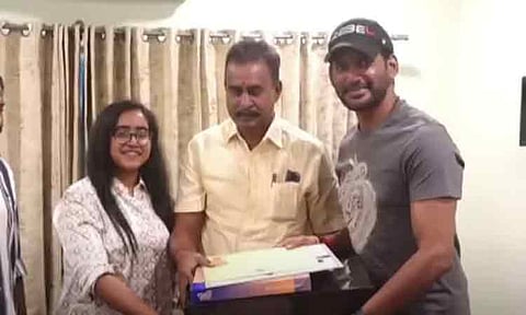 நடிகர் விஷாலை சந்தித்து மகன் திருமணத்திற்கு அழைப்பிதழ் வழங்கிய எஸ்.பி.வேலுமணி