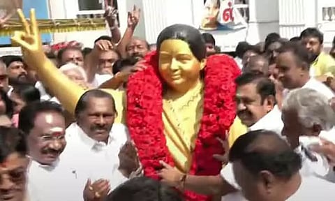 ஜெயலலிதா சிலைக்கு எடப்பாடி பழனிசாமி மாலை அணிவித்து மரியாதை