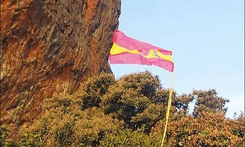 வெள்ளியங்கிரி மலையில் பறந்த தமிழக வெற்றிக்கழக கொடி அகற்றம்