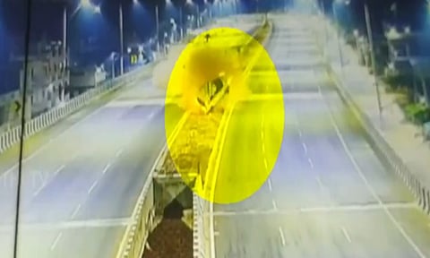 பொம்மைகள் போல் அந்தரத்தில் தூக்கி வீசப்பட்ட உடல்கள்.. நடுங்கவிடும் சிசிடிவி காட்சி