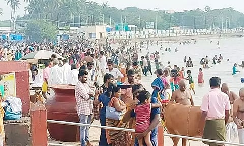 மாசி அமாவாசை: அக்னி தீர்த்தக் கடலில் நீராடி தர்ப்பணம் கொடுத்த மக்கள்