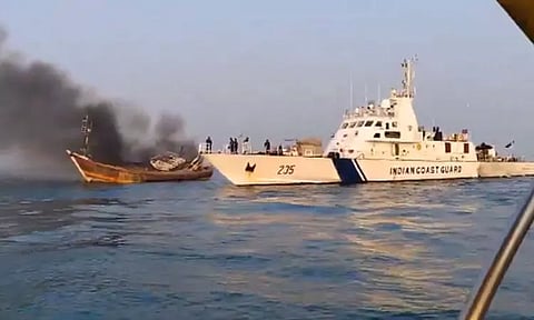 மராட்டியம்: 18 மீனவர்களுடன் திடீரென கடலில் தீப்பிடித்து எரிந்த படகு