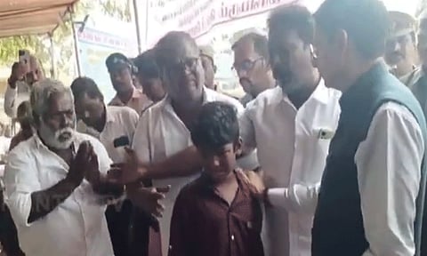 ராமநாதபுரம்: போராட்டத்தில் ஈடுபட்டு வரும் மீனவர்களுடன், கவர்னர் ஆர்.என்.ரவி சந்திப்பு