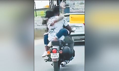 பெட்ரோல் டேங்கில் காதலியை அமர வைத்து பயணம்; சென்னையை சேர்ந்த வாலிபர் கைது