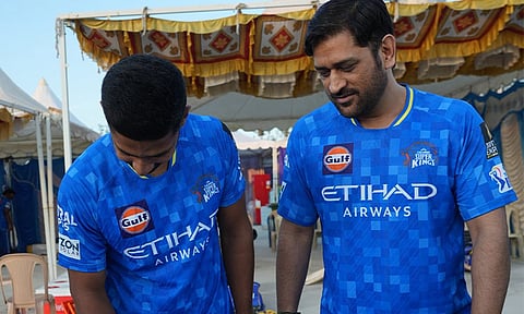 சென்னை அணி வீரர்களுடன் பிறந்தநாளை கொண்டாடிய ராகுல் திரிபாதி