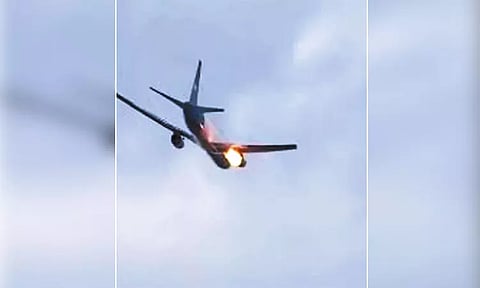 பறவை மோதியதால் நடுவானில் தீப்பிடித்த விமான என்ஜின் - அமெரிக்காவில் பரபரப்பு