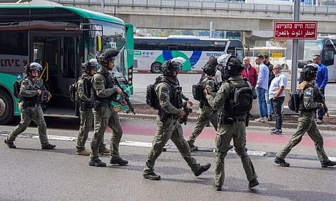 இஸ்ரேலில் பஸ், ரெயில் நிலையத்தில் கத்திக்குத்து தாக்குதல்: ஒருவர் பலி; 4 பேர் காயம்