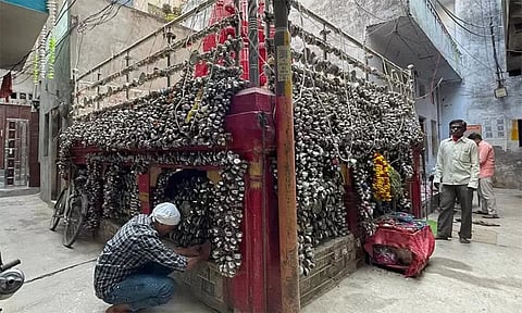 பிரயாக்ராஜ்: பூட்டு கோவிலில் வேண்டுதல் நிறைவேற பக்தர்கள் காணிக்கை