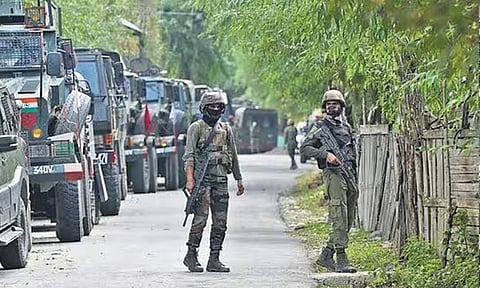 ஜம்மு காஷ்மீரில் ராணுவ முகாமில் பாதுகாப்பு படை வீரர் உயிரிழப்பு