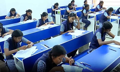 பிளஸ்-1 பொதுத்தேர்வில் 11,070 பேர் ஆப்சென்ட்