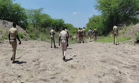 கொலை வழக்கில் தேடப்பட்டு வந்த நபரை துப்பாக்கியால் சுட்டுப்பிடித்த போலீசார்