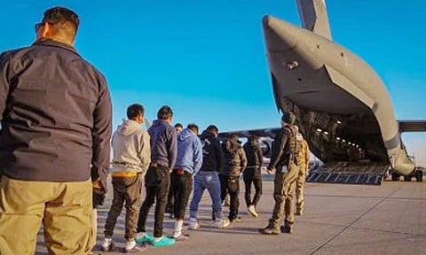 அகதிகளை அனுப்ப ராணுவ விமான பயன்பாட்டை நிறுத்தியது அமெரிக்கா