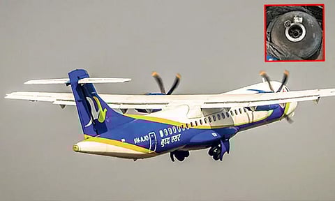 கழன்று விழுந்த விமானத்தின் முன் சக்கரம்; அது தெரியாமல் பயணிகள்... திக் திக் நிமிடங்கள்