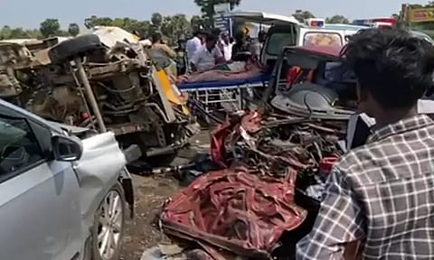 புதுக்கோட்டை: மூன்று வாகனங்கள் மோதி விபத்து - 3 பேர் உயிரிழப்பு