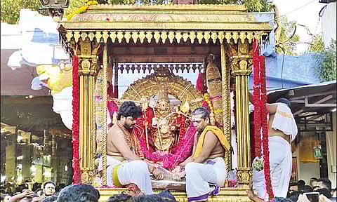 திருச்செந்தூரில் மாசி திருவிழா: சுவாமி சண்முகர் சிவப்பு சாத்தி கோலத்தில் வீதி உலா