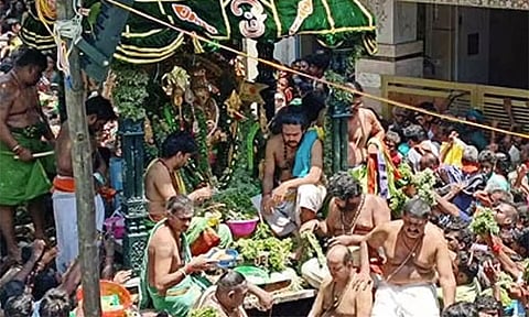 திருச்செந்தூர் மாசித் திருவிழா: பச்சை சாத்தி கோலத்தில் சுவாமி சண்முகர் வீதியுலா