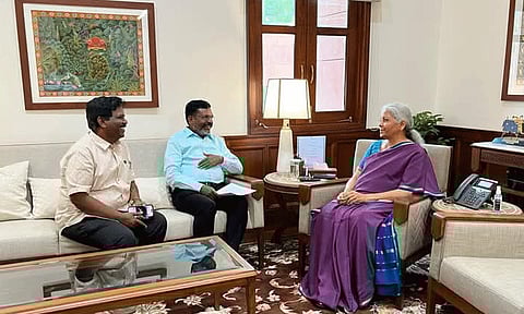 மத்திய நிதி மந்திரி நிர்மலா சீதாராமனிடம் மனு அளித்த திருமாவளவன்