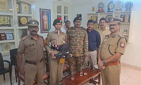 புதிய கண்டுபிடிப்பு போட்டி: தேசிய அளவில் முதலிடம் பிடித்த மாணவனுக்கு நெல்லை டி.ஐ,ஜி. பாராட்டு