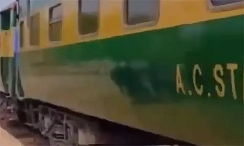 பாகிஸ்தானில் பயணிகள் ரெயில் கடத்தல்: 100 பேர் பணையக்கைதிகளாக சிறைபிடிப்பு