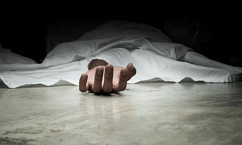 பள்ளத்தாக்கில் வாகனம் கவிழ்ந்து விபத்துக்குள்ளானதில் 3 பி.எஸ்.எப். வீரர்கள் பலி - 8 பேர் காயம்