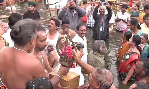 கும்பகோணம் மகாமக குளத்தில் மாசி மக தீர்த்தவாரி வைபவம்: பல்லாயிரக்கணக்கான பக்தர்கள் புனித நீராடி சுவாமி தரிசனம்