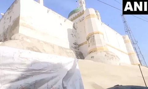 ஹோலி பண்டிகை பேரணி: 10 மசூதிகளை தார்பாய் போட்டு மூட உத்தர பிரதேச அரசு முடிவு