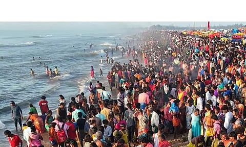 மாமல்லபுரம் கடற்கரையில் குவிந்த இருளர் பழங்குடி இன மக்கள்