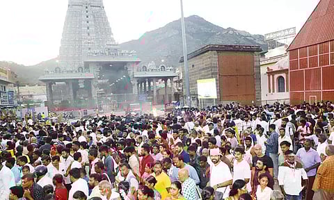 பவுர்ணமியையொட்டி திருவண்ணாமலையில் லட்சக்கணக்கான பக்தர்கள் கிரிவலம்