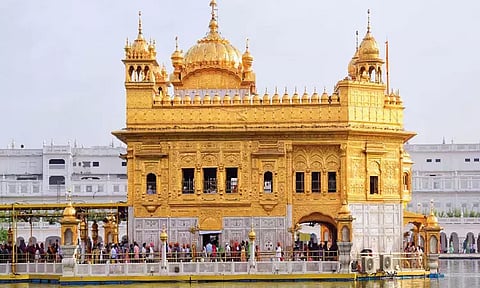 அமிர்தசரஸ் பொற்கோவிலில் பக்தர்களை இரும்புக்கம்பியால் தாக்கிய நபர் - 5 பேர் படுகாயம்