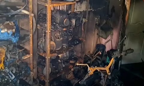 சென்னையில் இ-பைக் தீப்பிடித்து விபத்து - 3 பேர் காயம்