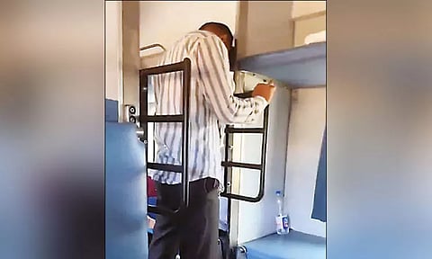 ரெயில் பெட்டிக்குள் சிறுநீர் கழித்த பயணியால் பரபரப்பு
