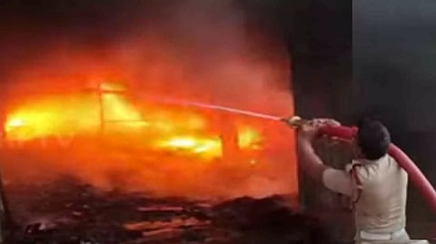 சென்னை: பர்னிச்சர் குடோனில் பயங்கர தீ விபத்து