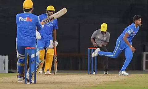 பயிற்சி ஆட்டத்தில் ஹெலிகாப்டர் ஷாட் அடித்த தோனி… வீடியோ