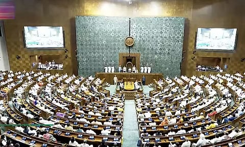 டி-சர்ட் அணிந்து வந்த எம்.பி.க்கள்; மக்களவை ஒத்தி வைப்பு